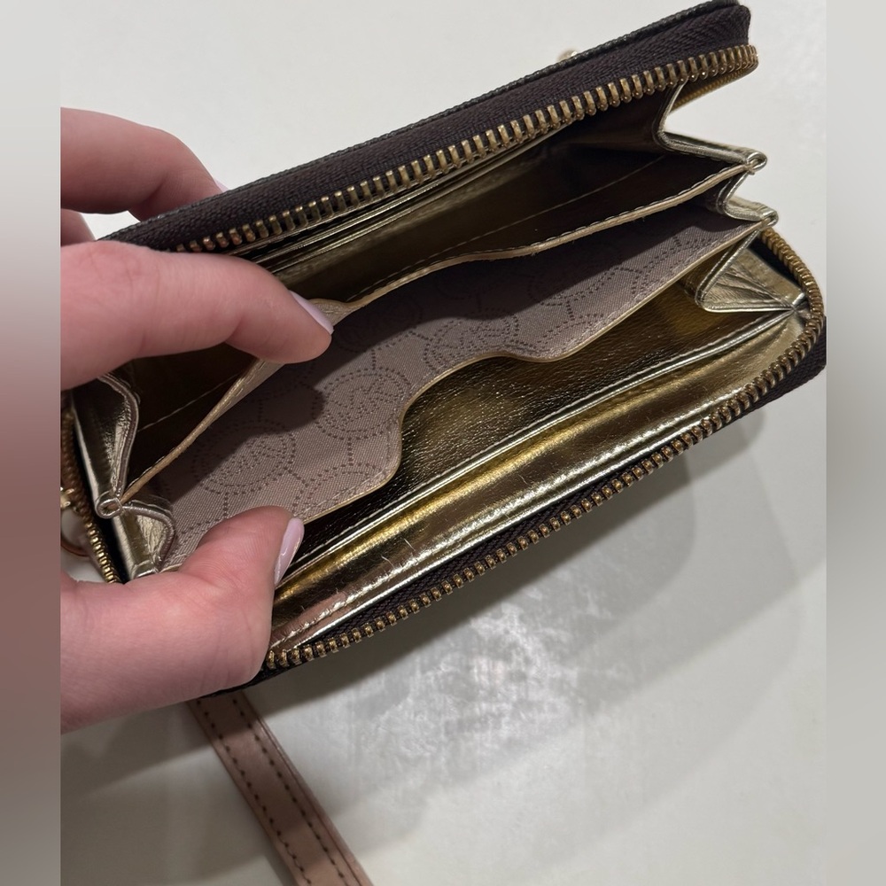 Michael Kors Monogram Wallet - Picture 13 of 13